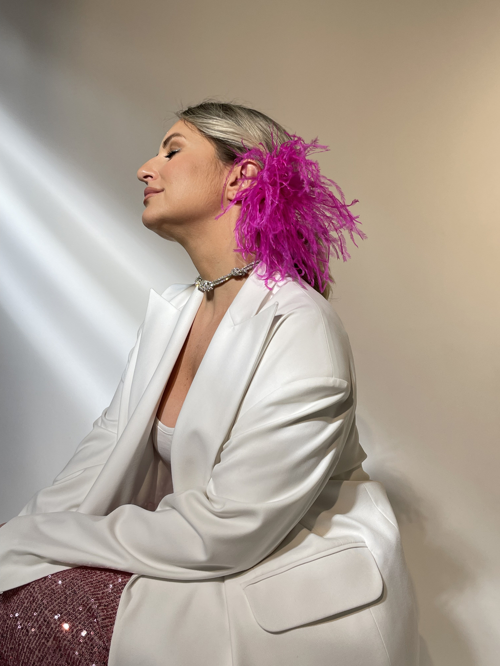 Заколка с перьями фуксия