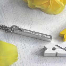 Брелок брусок из серебра с гравировкой на турецком на заказ