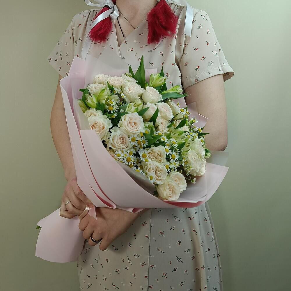 Нежный кремовый букет с кустовыми розами, полевыми ромашками и альсромериями