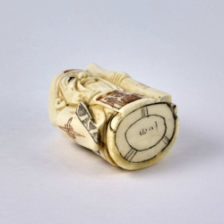 Нэцкэ Дзюродзин с посохом и табличкой "Счастье"