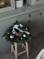 Новогодний венок в бело-серой гамме