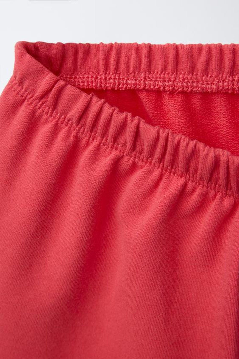 ZARA КОМПЛЕКТ ИЗ ТОЛСТОВКИ И ШОРТОВ С ТЕКСТОМ, КРАСНЫЙ