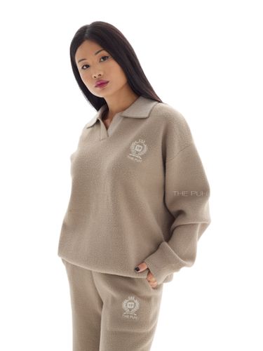 Бежевый костюм с вышивкой и воротом-поло