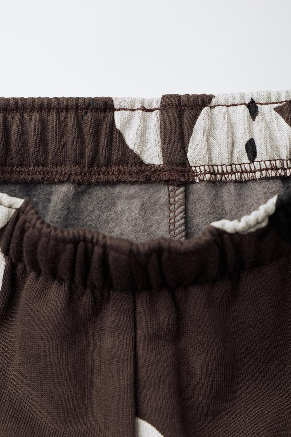 ZARA КОМПЛЕКТ ИЗ ТОЛСТОВКИ И БРЮК-ДЖОГГЕРОВ С ПРИНТОМ, КОРИЧНЕВЫЙ