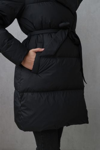 Черный удлиненный пуховик с меховым воротником