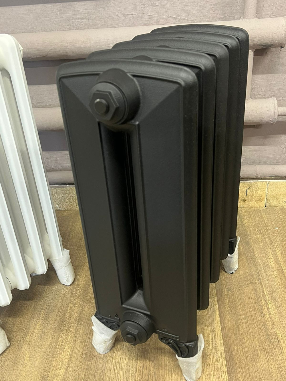 Радиатор чугунный RETROstyle Bohemia-450 без узора, 5 секций, только для автономной системы отопления, черный матовый, напольное исполнение, RETROstyle RS-BOH-450-5s ЛИКВИДАЦИЯ
