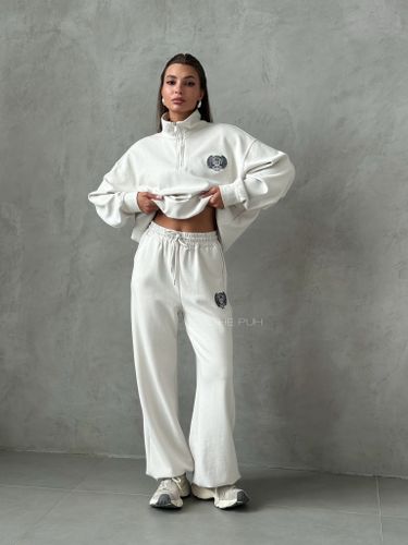 Светло-серый спортивный костюм с вышивкой-лого