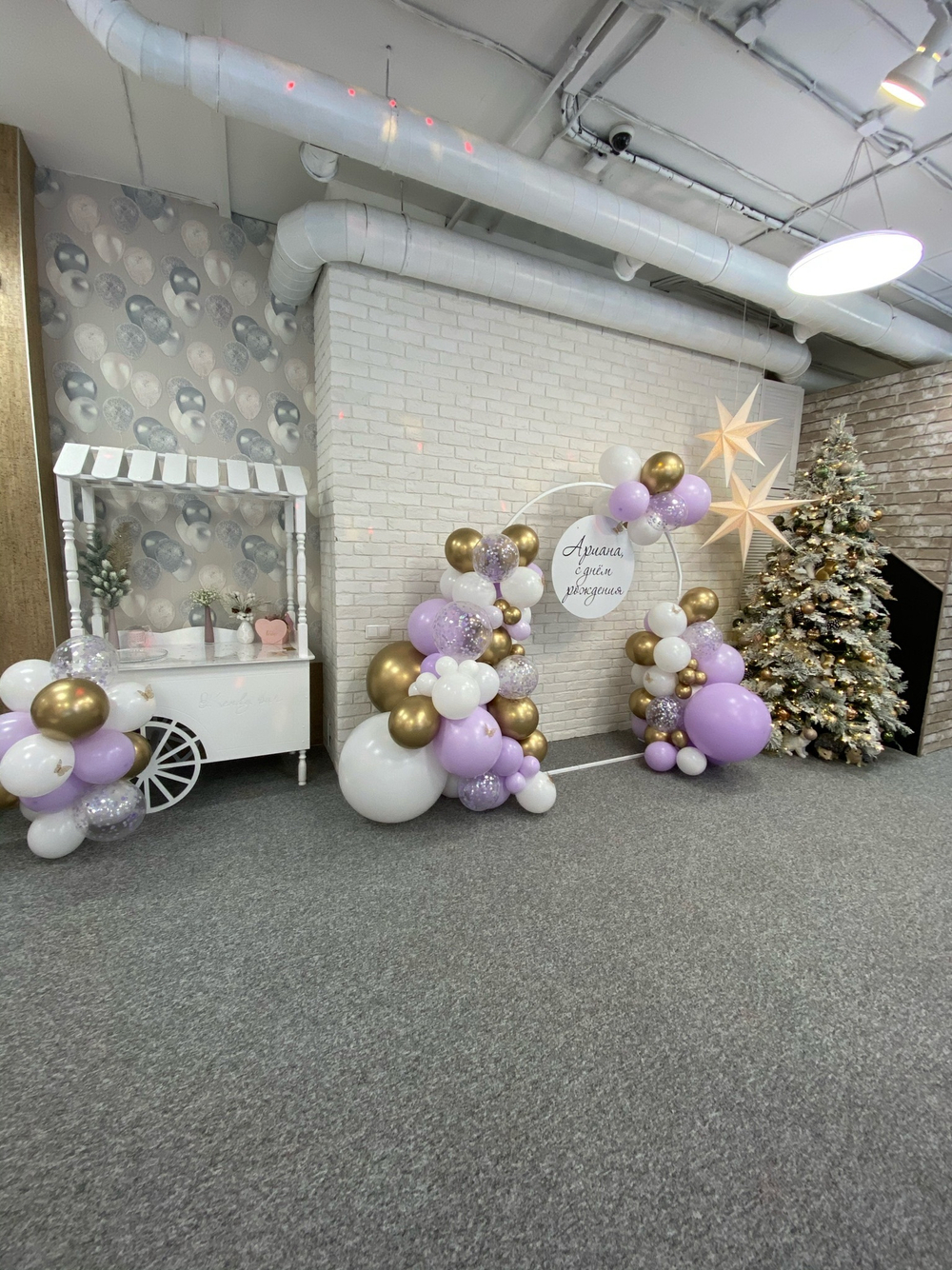 Фотозона на полукруглом каркасе