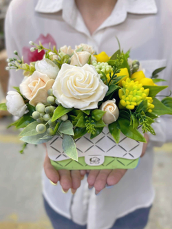 Букет «Розы и лимоны, сумочка»
