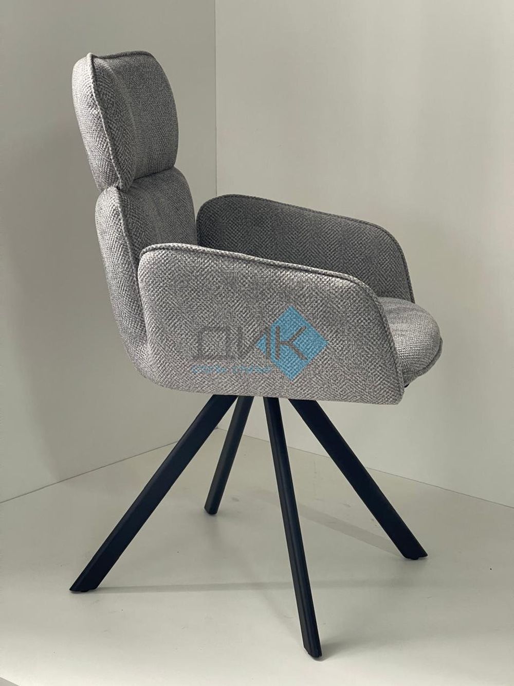 Стул DikLine 501 поворотный опоры чёрные