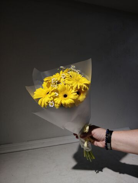 Солнечный букет-кулек с гермини и матрикарией (С0060)