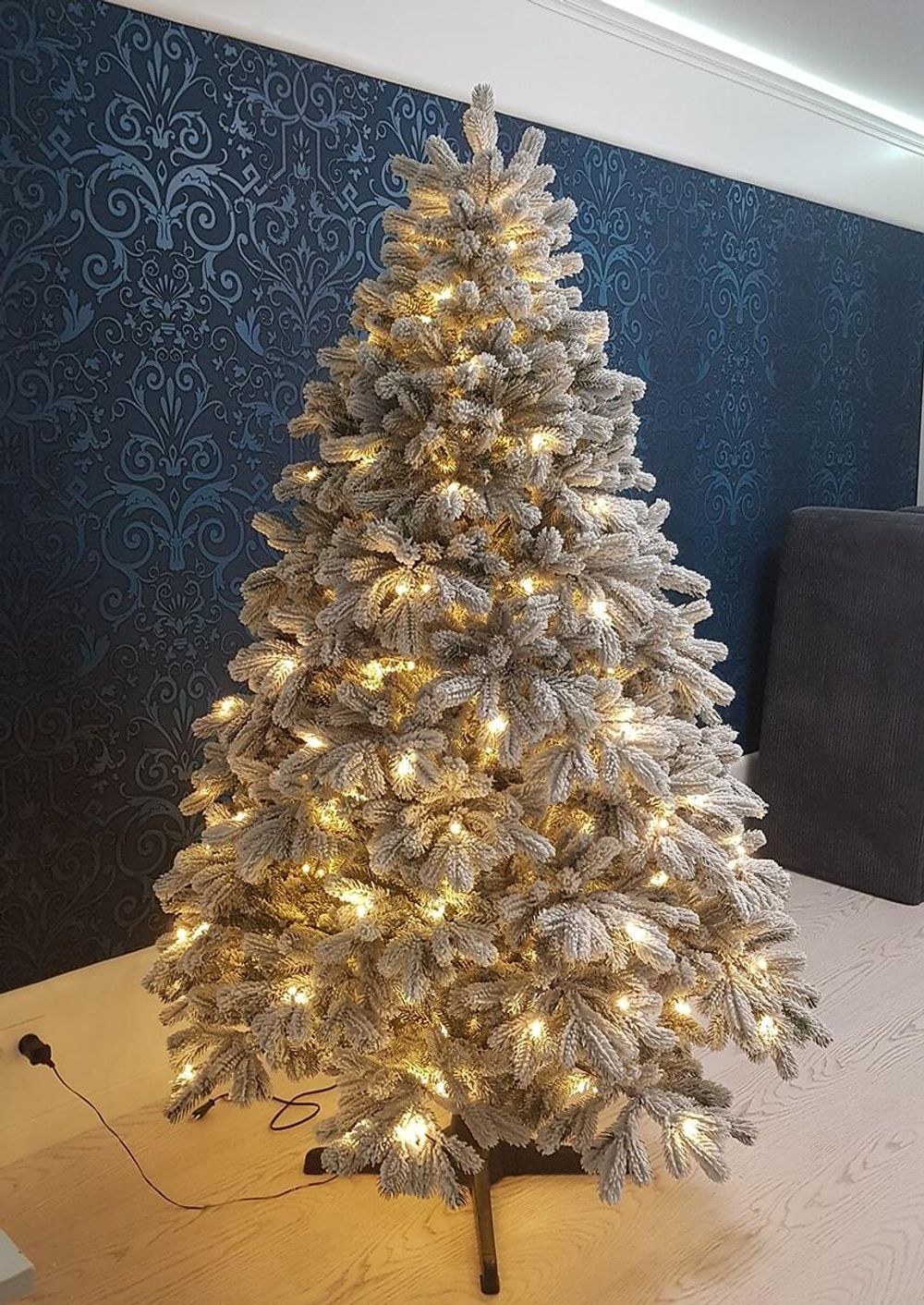 Заснеженная елка с Гирляндой встроенной «Королева леса» (Литая хвоя) 270 см / 2,7 м