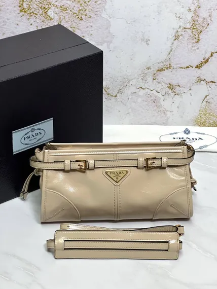 Маленькая кожаная сумка Prada через плечо, бежевый