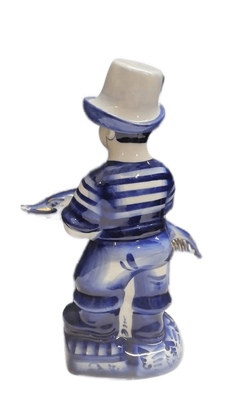 Штоф. Рыбак. Гжель: Гжельский фарфоровый завод. Фарфор, подглазурная кобальтовая роспись, золото. 20