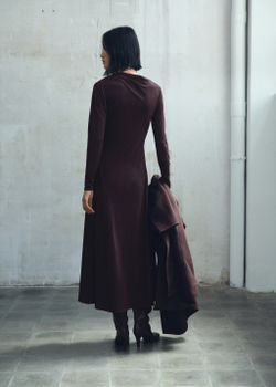 Платье А-силуэта с асимметричным вырезом