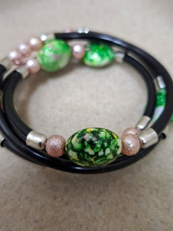 Нежный жемчужный браслет со стеклянным тюльпаном