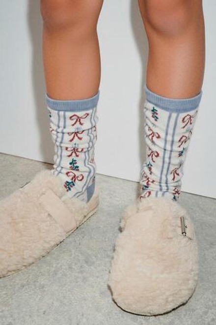 ZARA НАБОР ИЗ ДВУХ ПАР ВЫСОКИХ НОСКОВ С ПРИНТОМ «МЕАНДР» И «БАНТЫ», ГРАНАТОВЫЙ