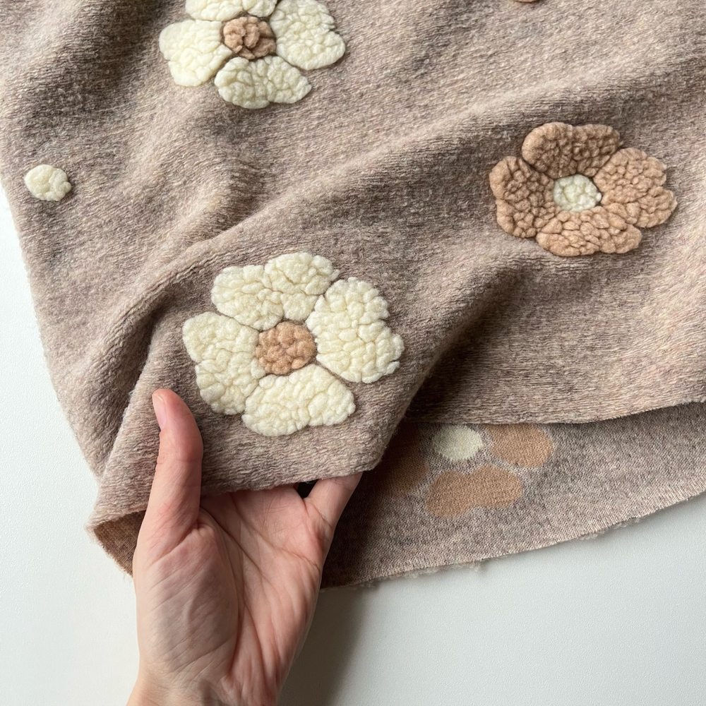 Трикотажное полотно с объемными ромашками