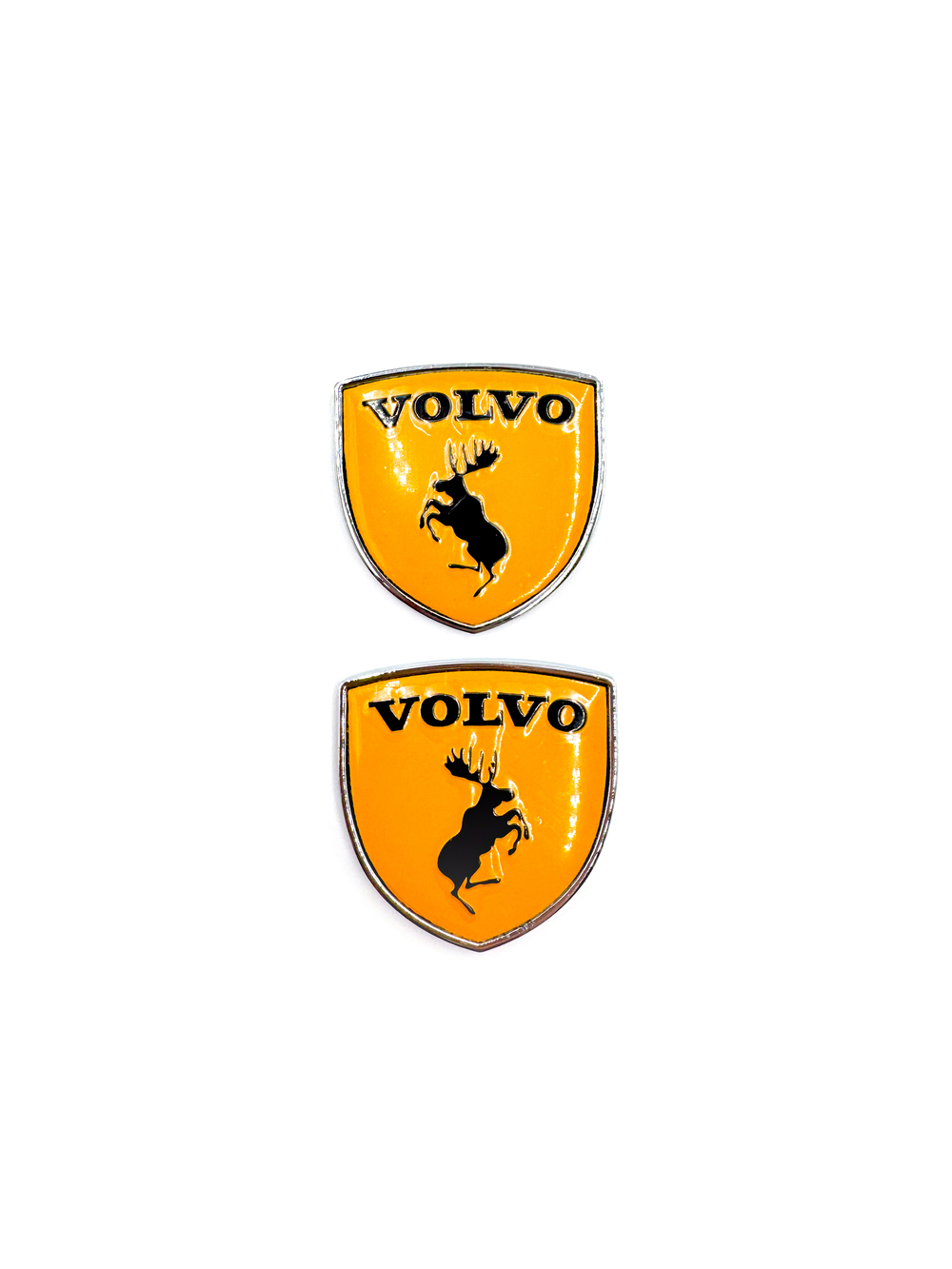 Наклейки Volvo Щит металлические желтые объемные (шильдик Вольво щит, 3,8х3,8 см). 2 шт в комплекте. Желтые с лого