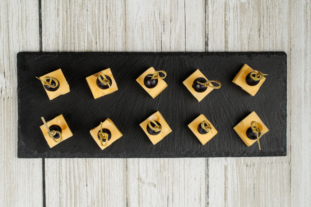 Канапе с сыром маасдам и виноградом