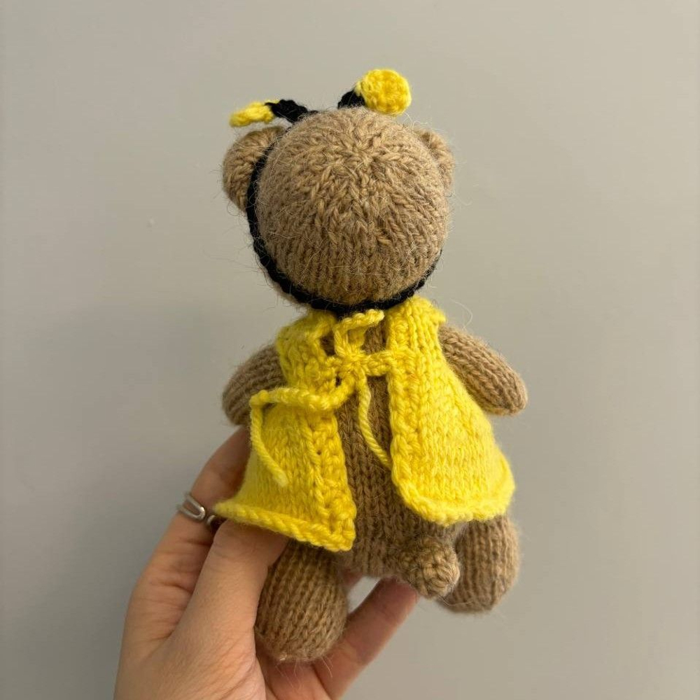 Парочка медведей в костюме пчёлки