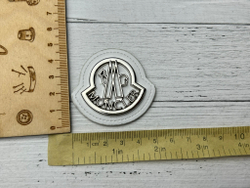 Нашивка КОЖА/МЕТАЛЛ moncler никель белый