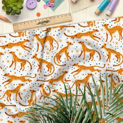 Ткань габардин динамичные гепарды на белом фоне