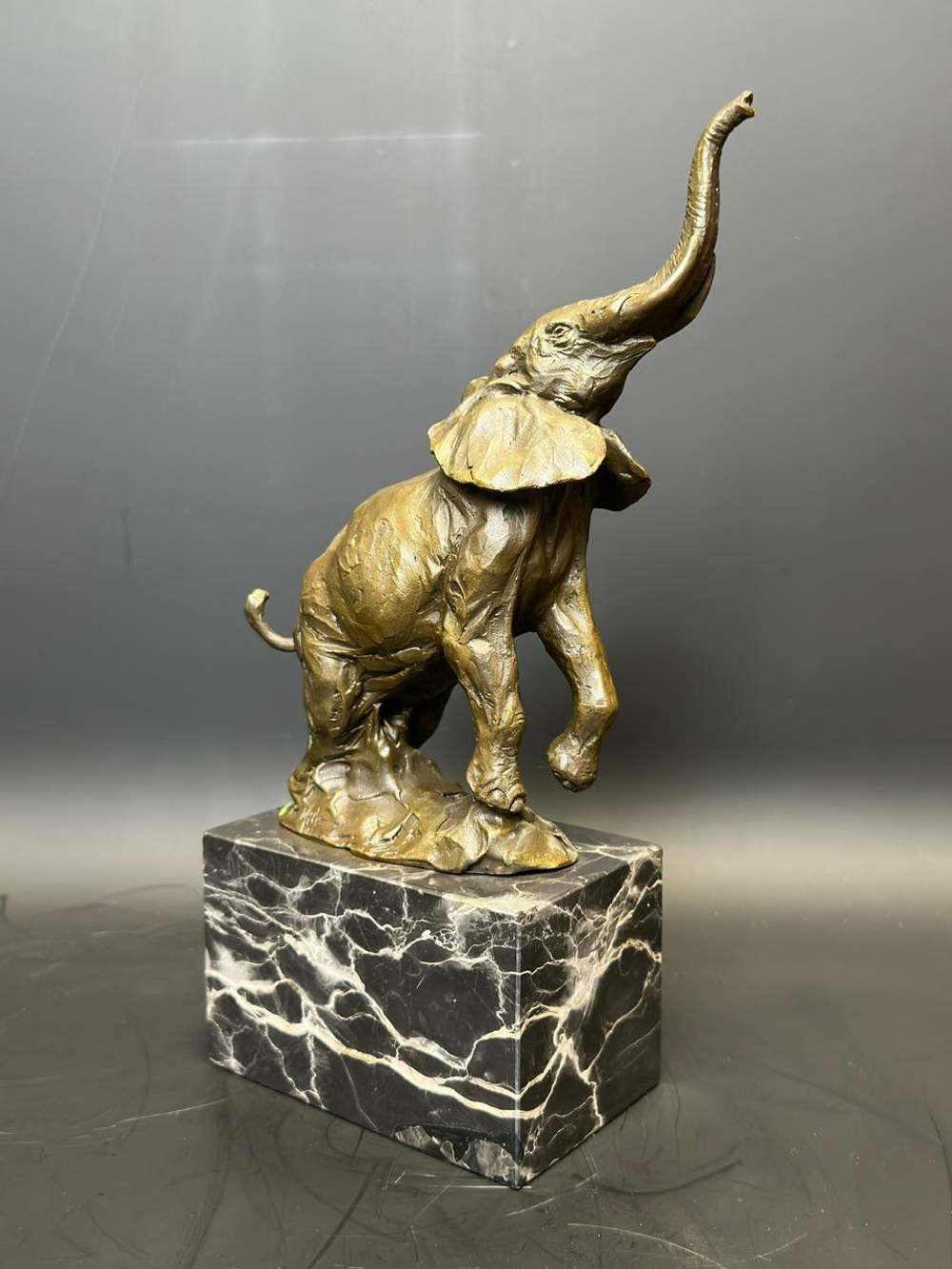 Бронзовая скульптура «Слон с поднятым хоботом»
