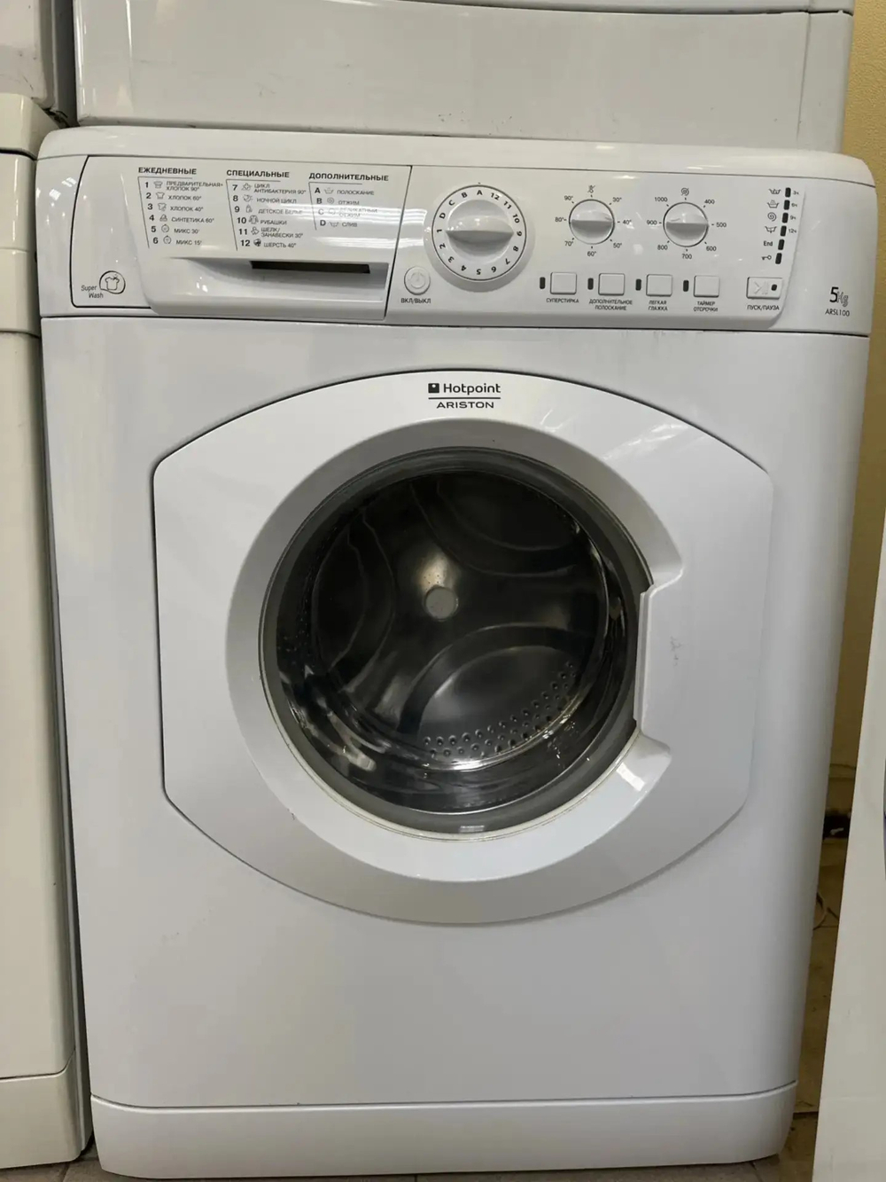 Стиральная машина Hotpoint-Ariston ARSL100 б/у фронтальная 5 кг 1000 об/мин