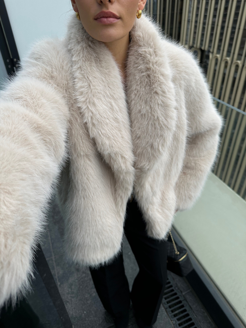 Шуба из эко-меха укороченная кремовая