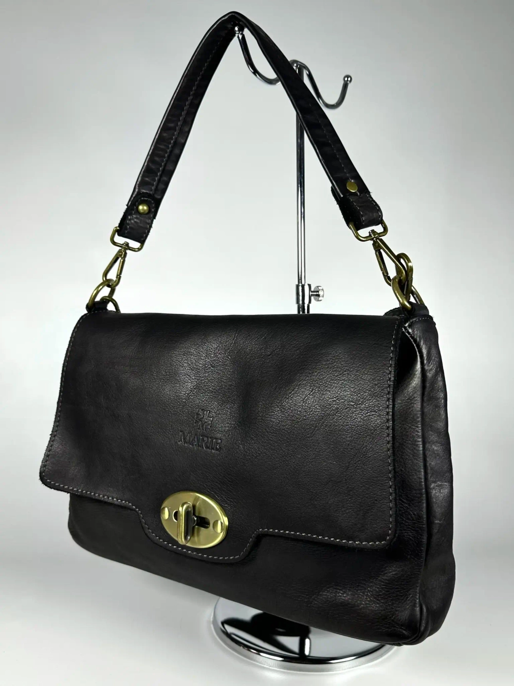 Женская наплечная сумка из натуральной винтажной кожи черного цвета