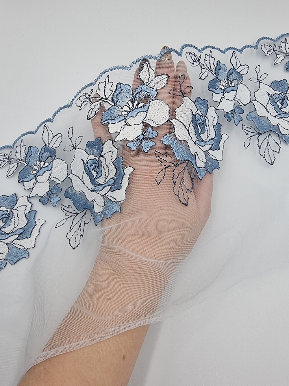 Вышивка на сетке голубой/серебро К791 правая 21 см