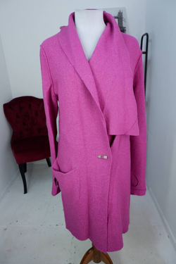 Пальто D-Va цвета фуксии, визуально на 44 размер