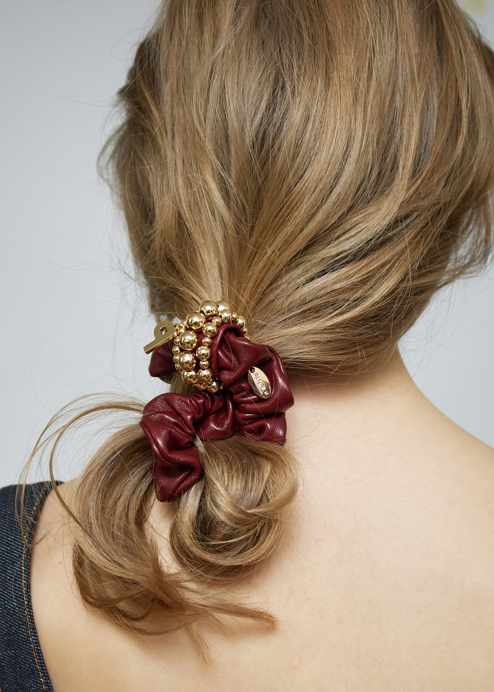 Кожаная резинка бордового цвета