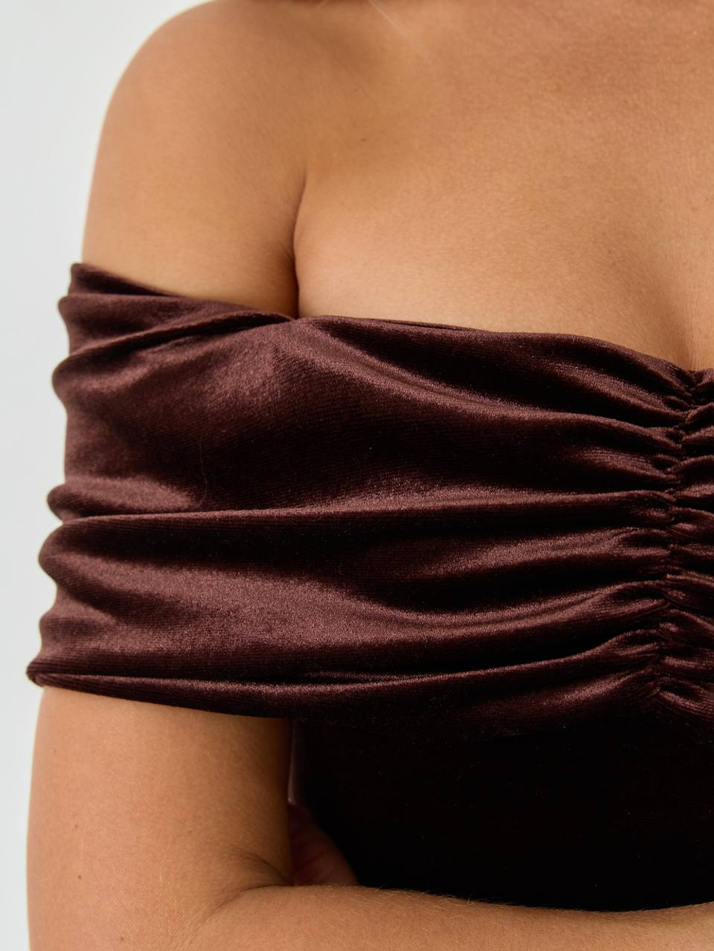 Платье со сборкой на груди