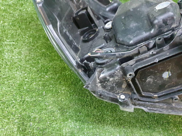 Битая Фара левая Toyota Hilux 8 (2015-2020) LED