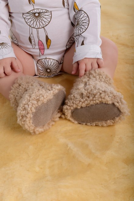 Мягкие пинетки для малыша из натуральной овчины бежевые