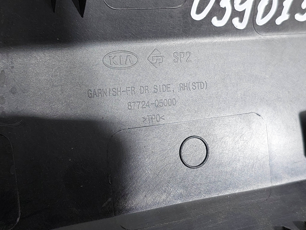 Накладка двери передней правой Kia Seltos 19-нв Б/У Оригинал 87722Q5000