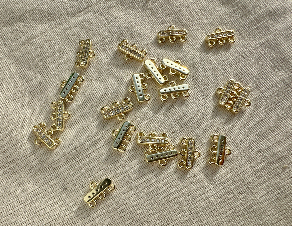 Коннектор с тремя петельками со стразами