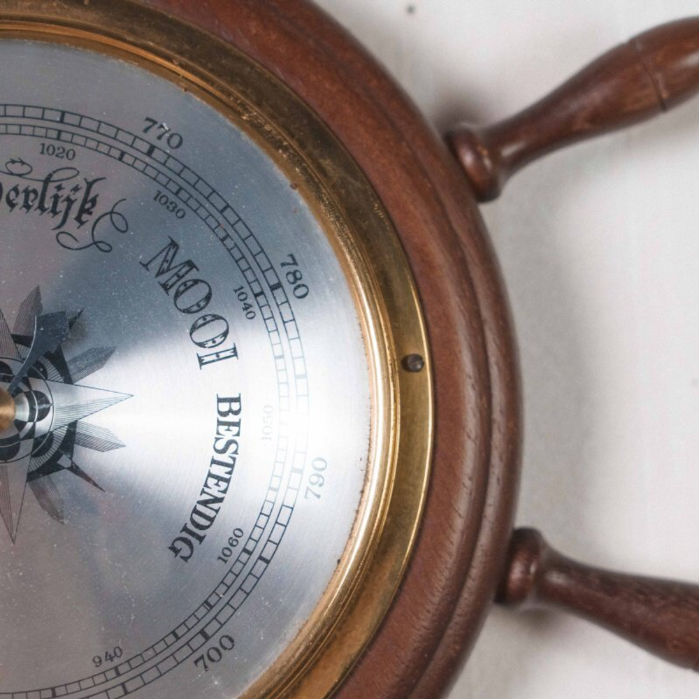 Настенный барометр в корпусе-штурвале