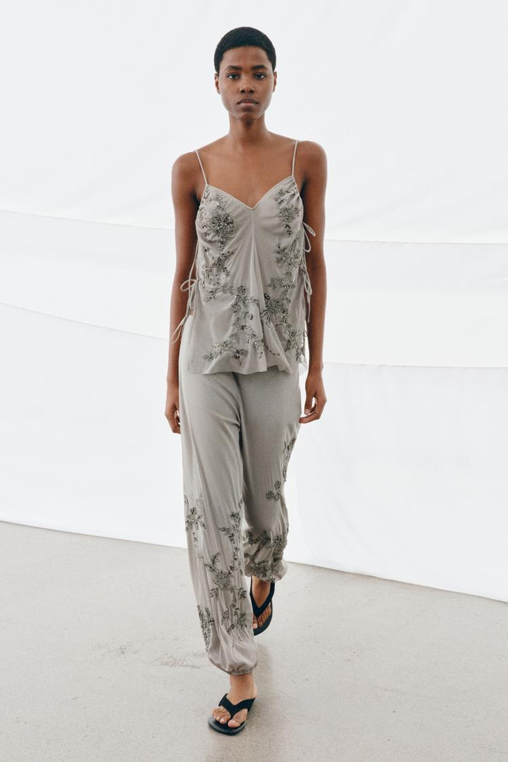 ZARA ТОП С ВЫШИВКОЙ И ПАЙЕТКАМИ, СВЕТЛО-СЕРЫЙ