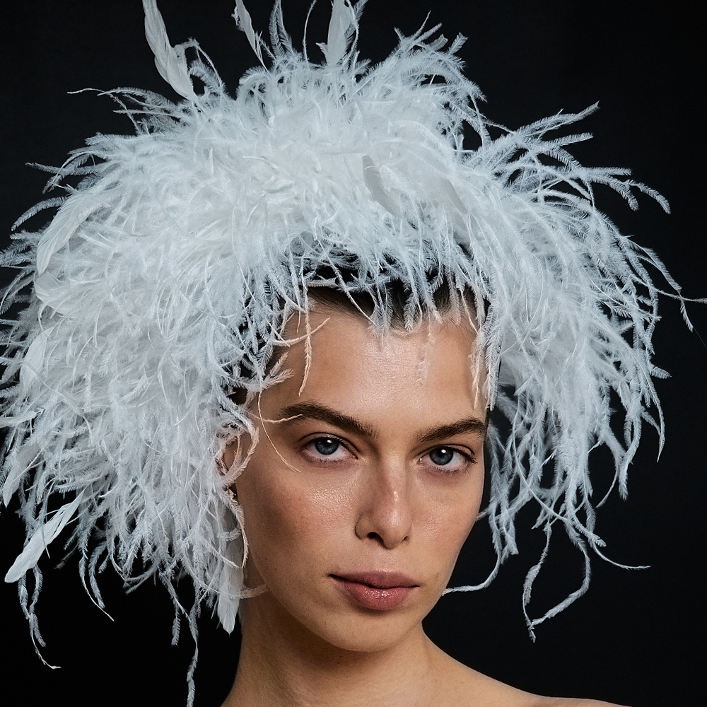 Ободок из белых страусиных перьев