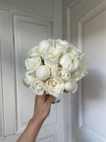 Свадебный букет из пионов и одноголовых роз