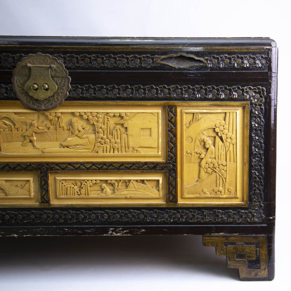 Старинный резной сундук