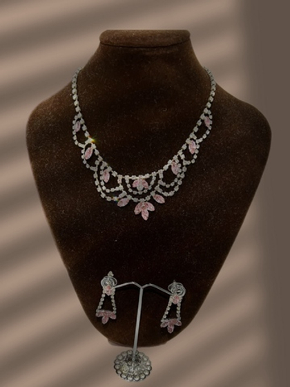 Колье розовое