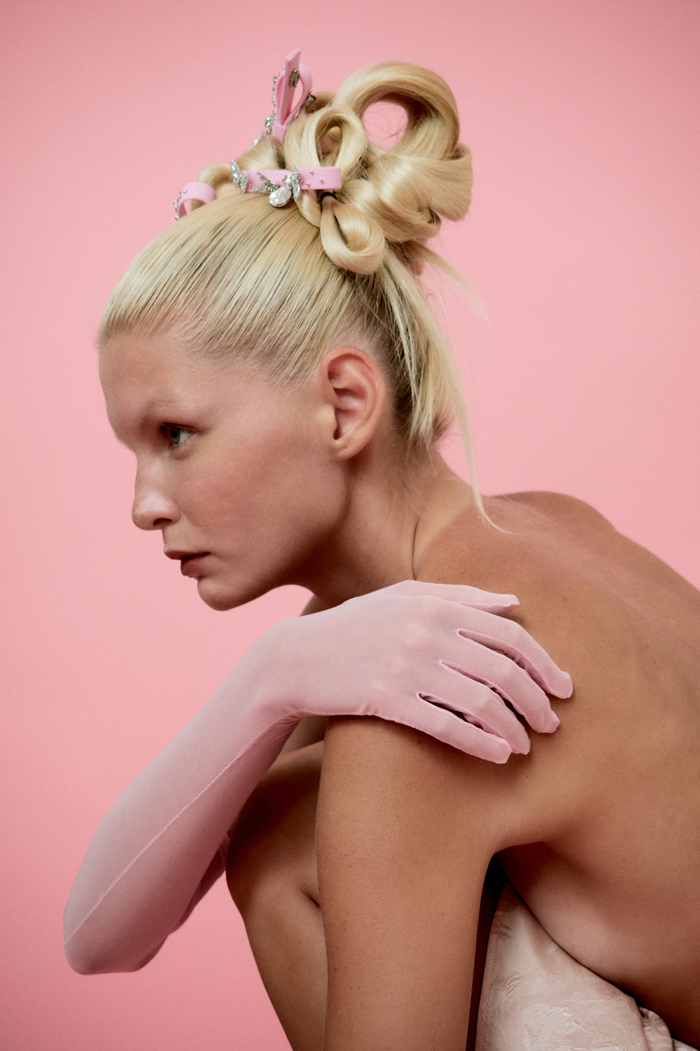 Перчатки из розовой сетки выше уровня локтя