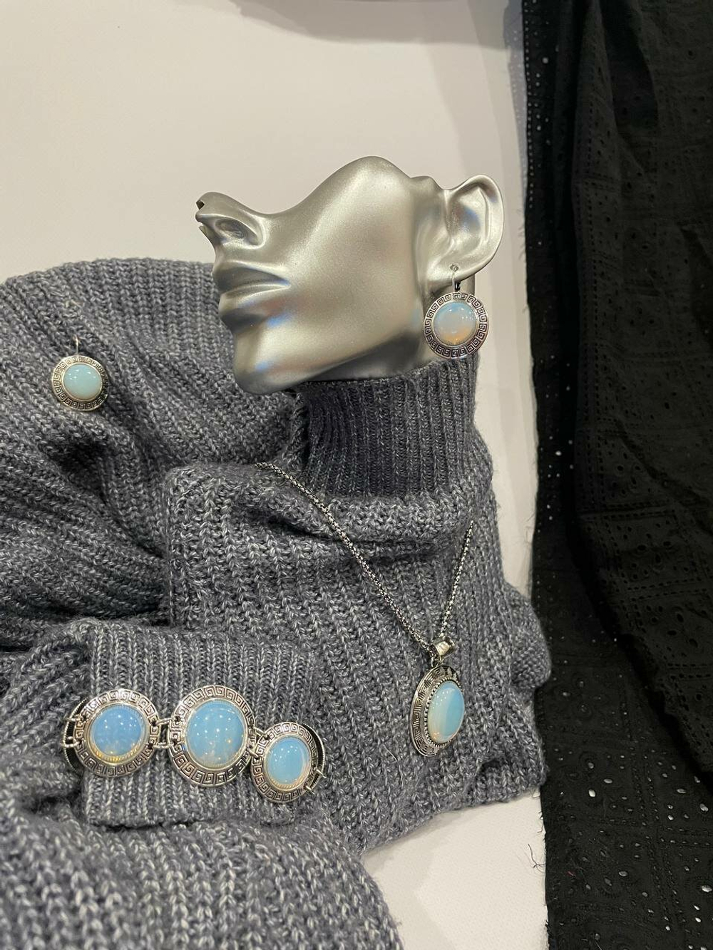 Комплект бижутерии. "Лунный камень" - подвеска, серьги и браслет в форме круга