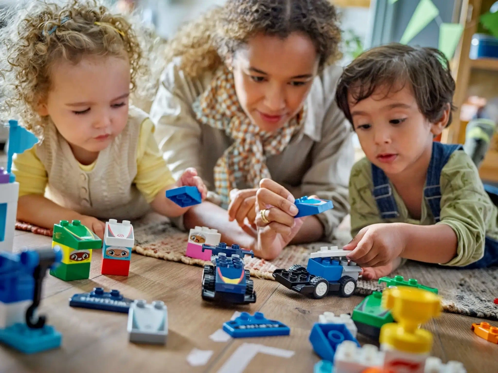 Конструктор LEGO Duplo 10445 Гоночные машины и пилоты команды F1