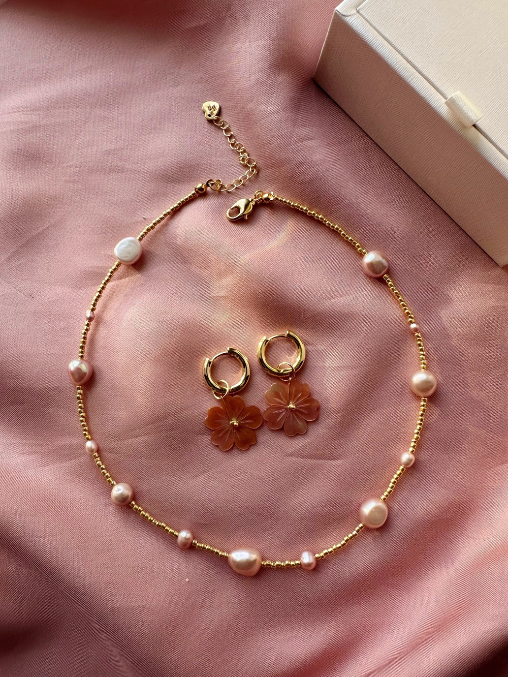 Серьги Цветы из розового перламутра