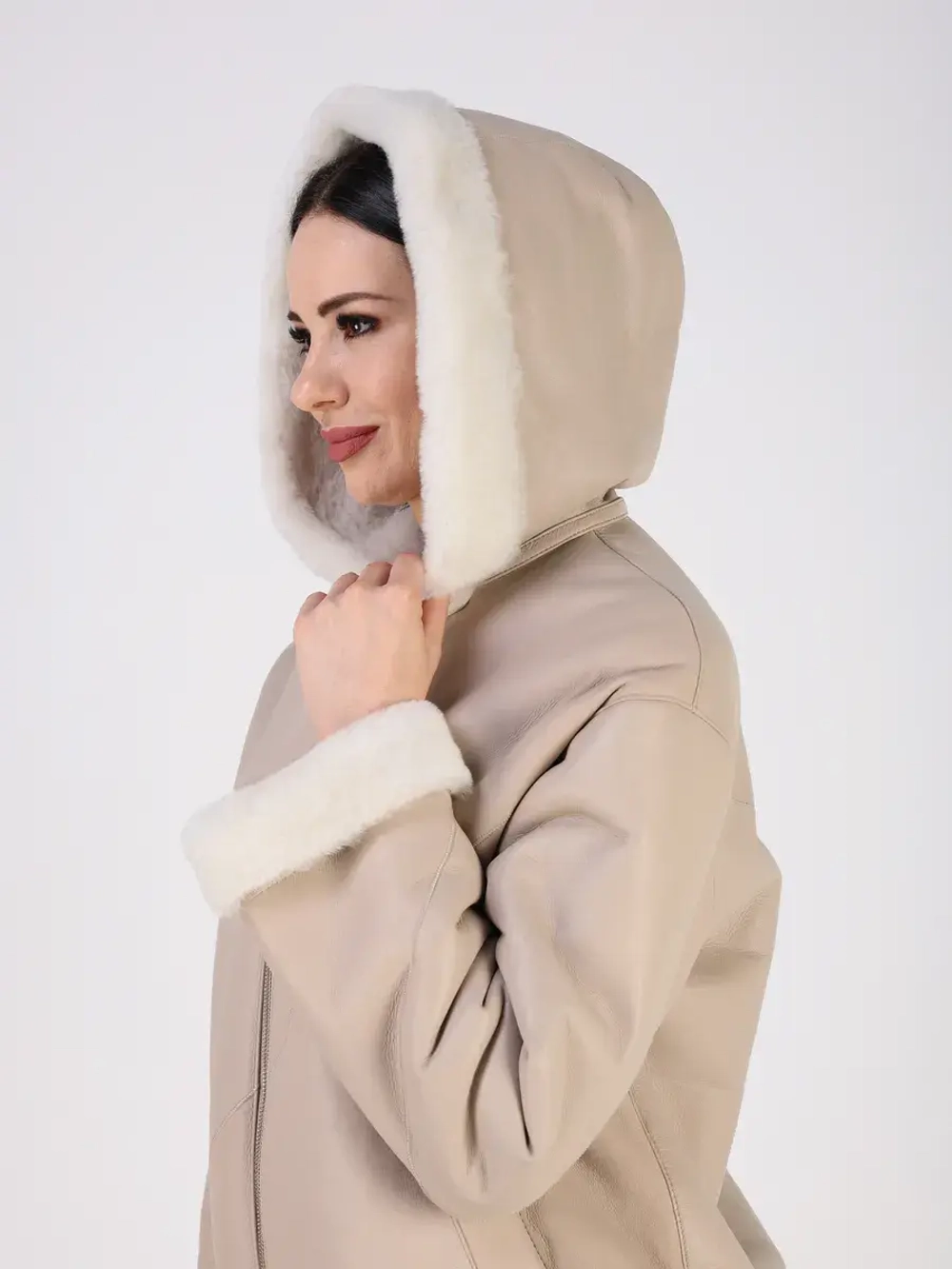 Дубленка зимняя натуральная куртка короткая с капюшоном